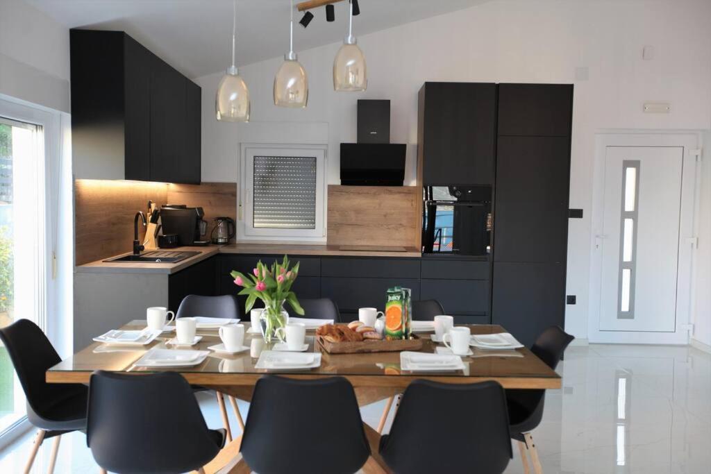 Luxury Villa Lana Apt, Seaview Terrace, Large Outdoor Space, Bbq تروغير المظهر الخارجي الصورة