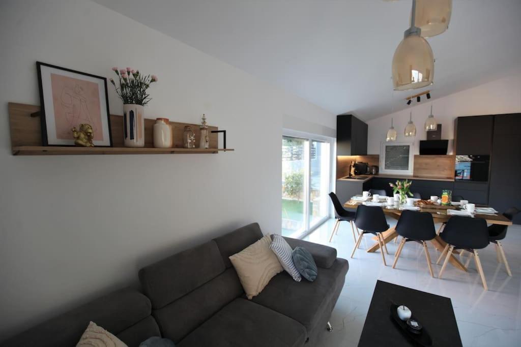 Luxury Villa Lana Apt, Seaview Terrace, Large Outdoor Space, Bbq تروغير المظهر الخارجي الصورة
