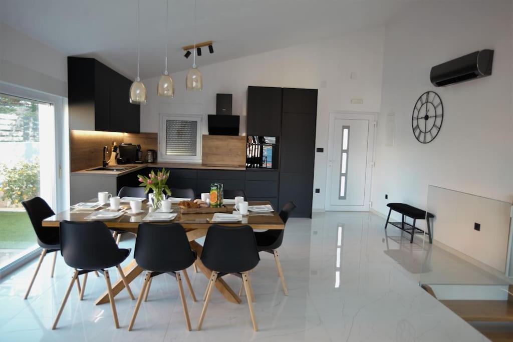 Luxury Villa Lana Apt, Seaview Terrace, Large Outdoor Space, Bbq تروغير المظهر الخارجي الصورة