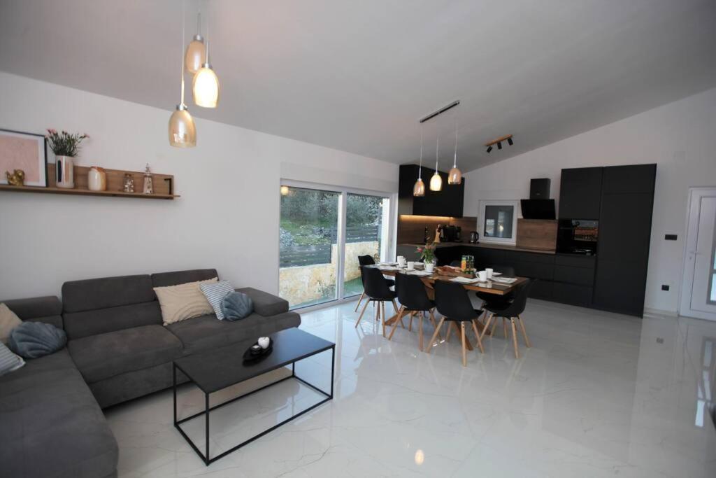 Luxury Villa Lana Apt, Seaview Terrace, Large Outdoor Space, Bbq تروغير المظهر الخارجي الصورة