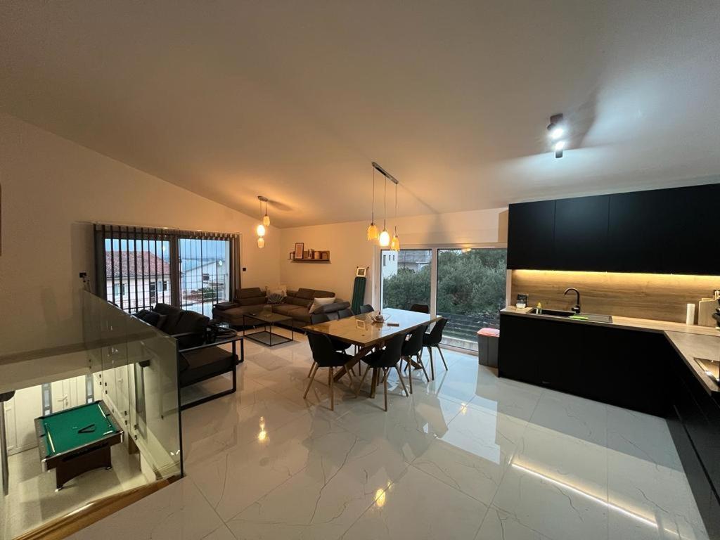 Luxury Villa Lana Apt, Seaview Terrace, Large Outdoor Space, Bbq تروغير المظهر الخارجي الصورة